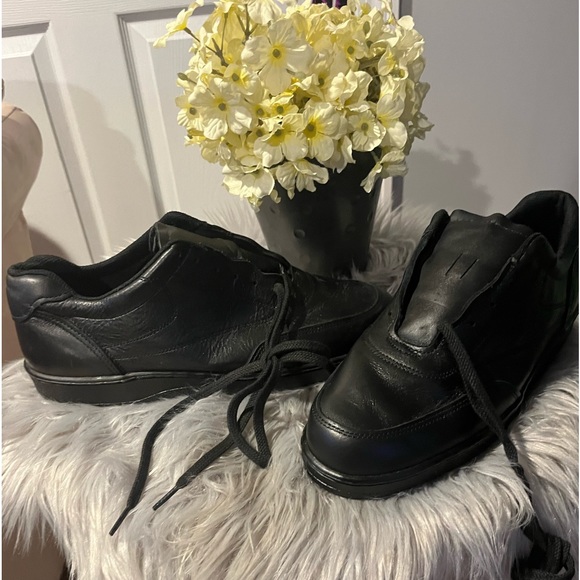 Slip resistant black sneakers - Picture 3 of 6